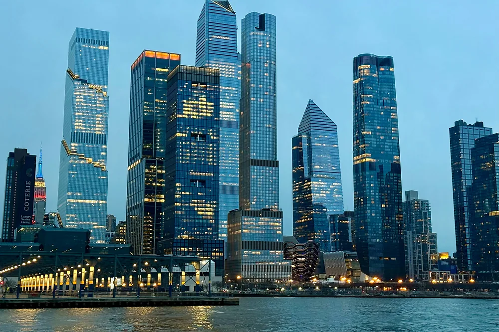 Beleuchtete Skyline eines Finanzdistrikts in der Abenddämmerung